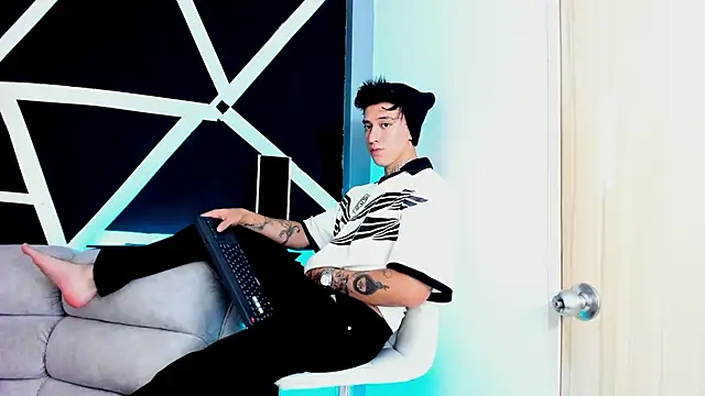 JUSTIN FULLER1 online show from September 11, 7:02 pm