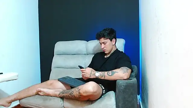 JUSTIN FULLER1 online show from June 26, 12:58 am
