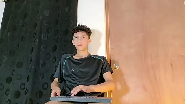 Snapshot of Noah_tyler_ chatting on September 15, 12:57 am Noah tyler online show from September 15, 12:57 am