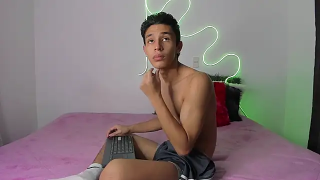 Snapshot of evanscollins chatting on December 3, 11:57 pm evanscollins online show from December 3, 11:57 pm