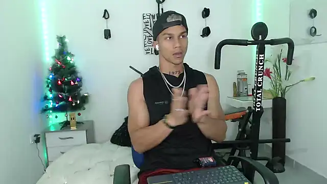 Snapshot of Leonard_Price chatting on December 6, 9:35 pm Leonard Price online show from December 6, 9:35 pm
