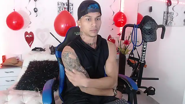 Snapshot of Leonard_Price chatting on February 14, 10:15 pm Leonard Price online show from February 14, 10:15 pm
