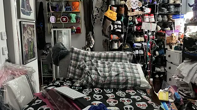 joeytatts66 online show from March 24, 2:06 am