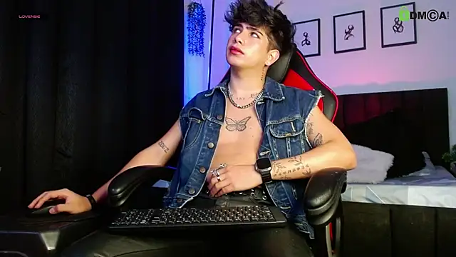 LyleBennett  online show from March 20, 12:42 pm