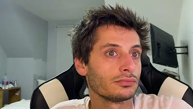 Snapshot of Dylansd chatting on December 22, 12:28 am Dylansd online show from December 22, 12:28 am