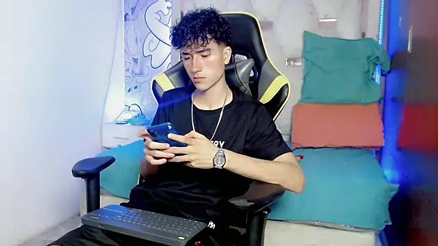 johnny cagee online show from December 5, 4:30 am