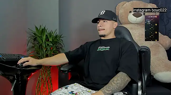 boyc022  online show from February 18, 12:15 am