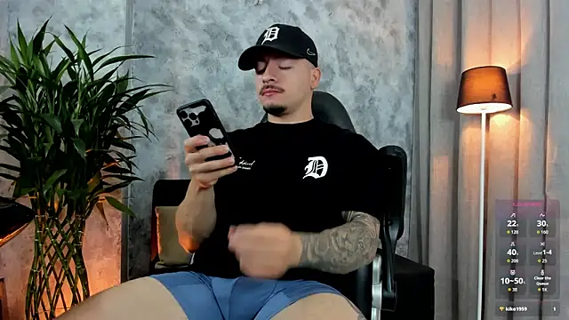 boyc022  online show from April 10, 11:45 pm