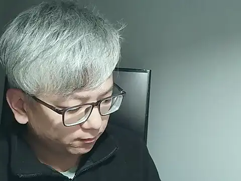 Snapshot of leoUSIR chatting on October 28, 3:25 pm leoUSIR online show from October 28, 3:25 pm