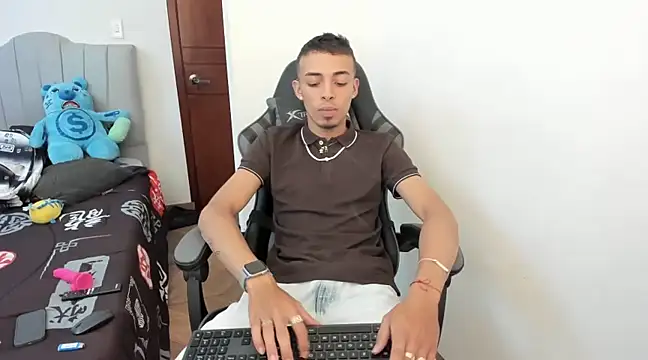 twink latino5 online show from December 25, 9:54 pm