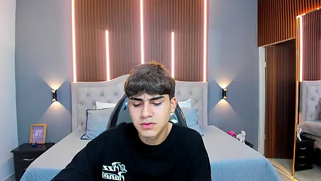 Tommy18   online show from October 21, 3:31 am