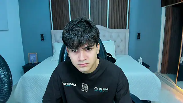 Tommy18   online show from September 30, 3:34 am