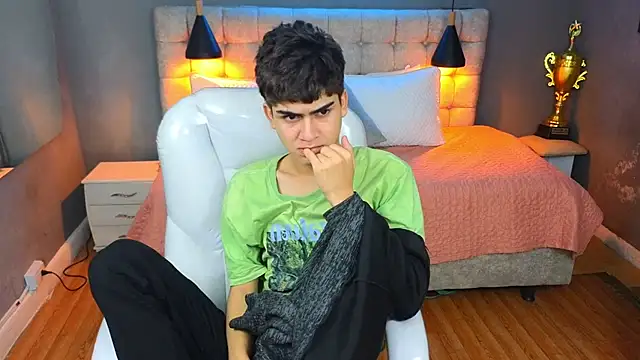 Tommy18   online show from March 12, 7:13 am