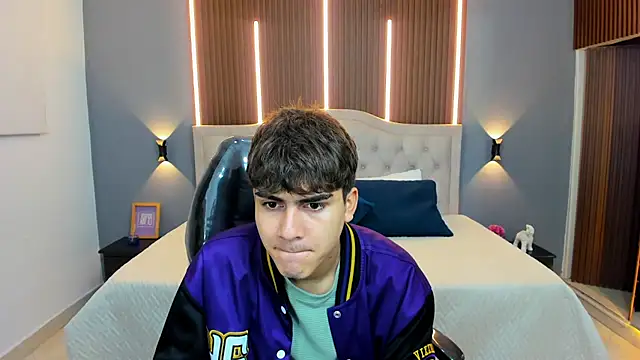 Tommy18   online show from November 18, 3:21 am