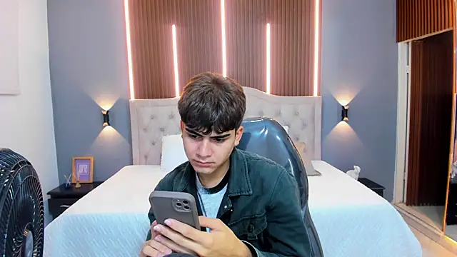 Tommy18   online show from September 9, 3:39 am