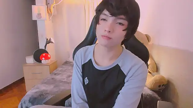 AllanYong18 online show from April 4, 8:22 am