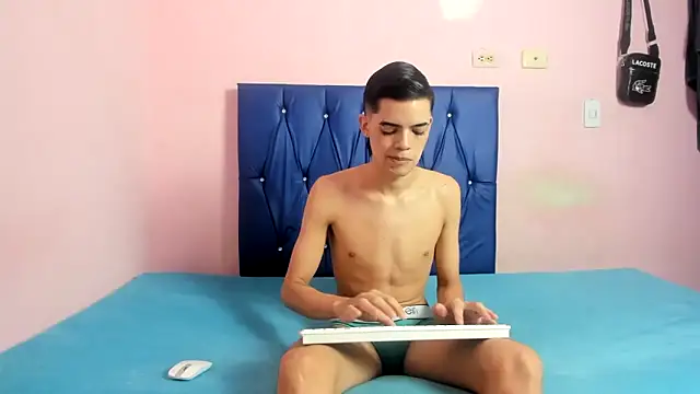 Latinos 2001 online show from December 5, 1:51 pm