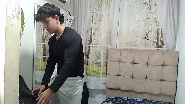 Snapshot of HENRY_SENNI chatting on September 22, 9:03 pm HENRY SENNI online show from September 22, 9:03 pm