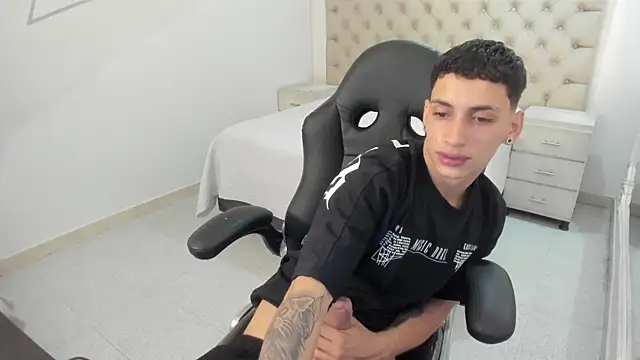 JhoanLeandro online show from September 23, 6:46 am