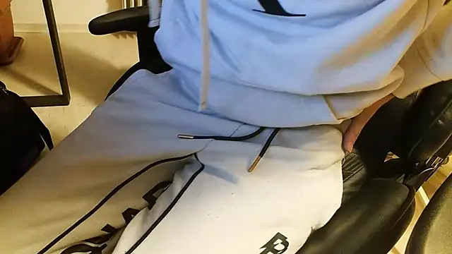 ademandjulia online show from February 25, 3:07 am