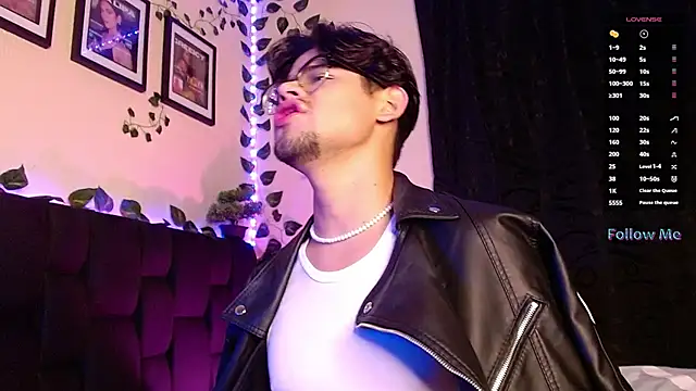 isaac-saenz online show from February 15, 10:43 pm