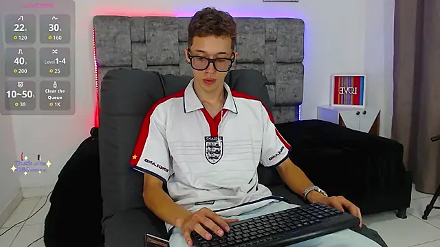 skinny bigcock02 online show from February 14, 9:10 pm