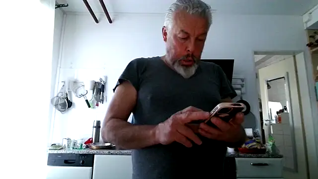 Berg Boy online show from April 3, 5:48 am