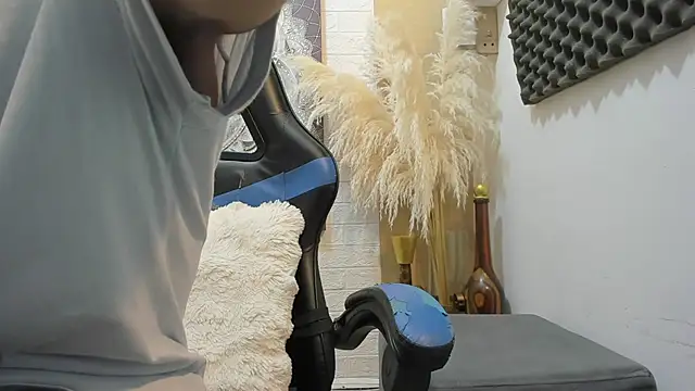 nextboywell1 online show from February 13, 7:30 pm