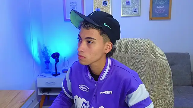 yulian vasquez online show from December 2, 12:30 pm