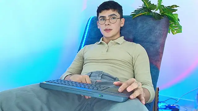 CamiiGuzmanX online show from October 23, 8:56 pm