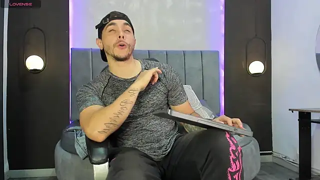 Liam walk  online show from November 12, 8:25 pm