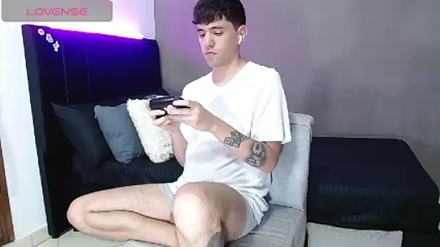 Matteo12  online show from March 8, 2:04 am