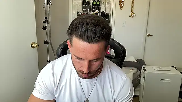 brettmycles28 online show from June 28, 6:25 pm