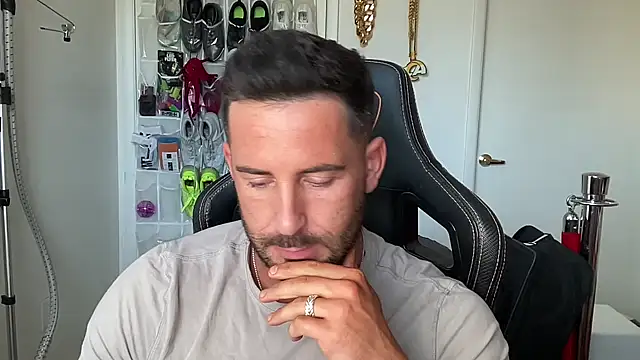 brettmycles28 online show from June 1, 1:33 pm