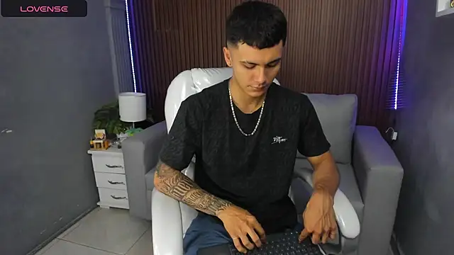 Leo santoro online show from December 19, 1:41 pm