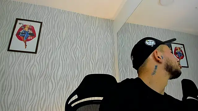Snapshot of dylan_jacobx chatting on October 19, 3:44 am dylan jacobx online show from October 19, 3:44 am