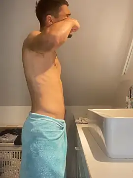 los freaky online show from September 15, 8:10 pm