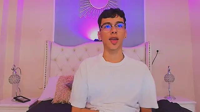 Snapshot of Aiden_Royce chatting on September 13, 8:10 pm Aiden Royce online show from September 13, 8:10 pm