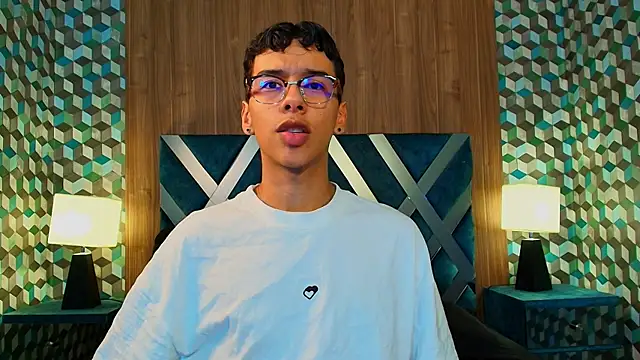 Snapshot of Aiden_Royce chatting on October 15, 5:04 am Aiden Royce online show from October 15, 5:04 am
