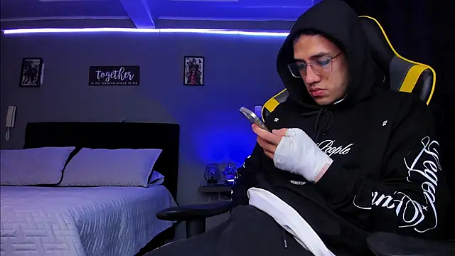 alexgiraldo   online show from November 24, 7:20 am