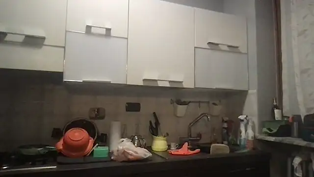 Axl hot online show from November 21, 4:28 pm