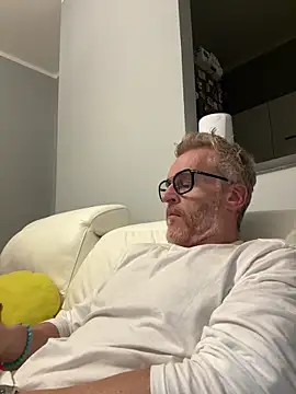 Axl hot online show from April 15, 11:04 pm