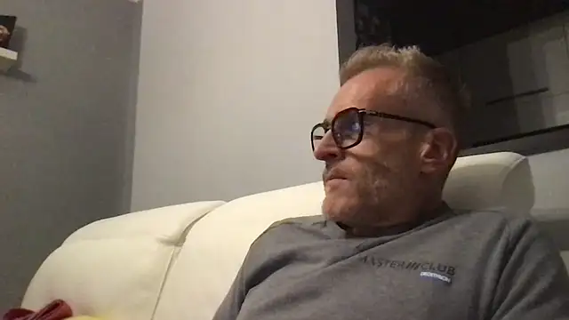 Axl hot online show from November 4, 5:25 pm