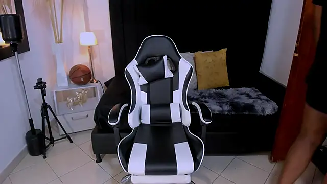 chrstian lewis1 online show from November 26, 2:09 pm