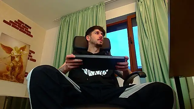 Snapshot of JonahShaw chatting on September 30, 4:29 am JonahShaw online show from September 30, 4:29 am