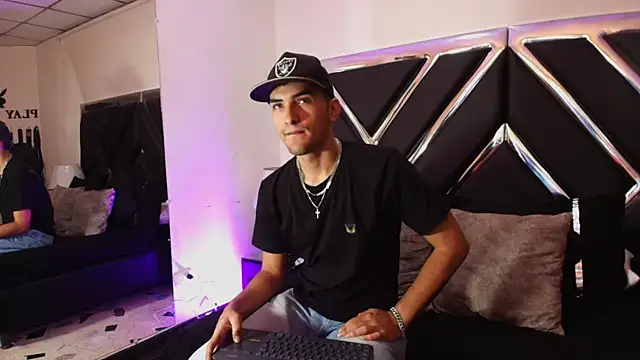 Snapshot of AlekRuizx chatting on October 17, 3:32 am AlekRuizx online show from October 17, 3:32 am