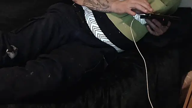 idiotpig66 online show from September 15, 9:21 am