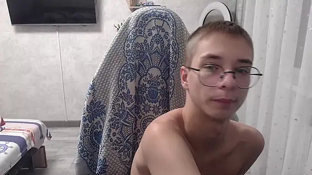 glasses cat online show from February 6, 6:38 pm