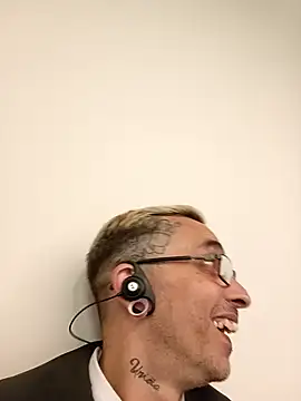 dinho carioca online show from April 14, 11:04 pm