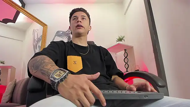 liaamsmiith  online show from February 13, 1:16 pm